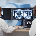 radiologue analysant des images d’imagerie médicale sur écran dans un service hospitalier