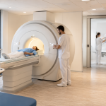 Salle d’imagerie médicale moderne avec équipements de radiographie, scanner, IRM et échographie pour expliquer les différents examens